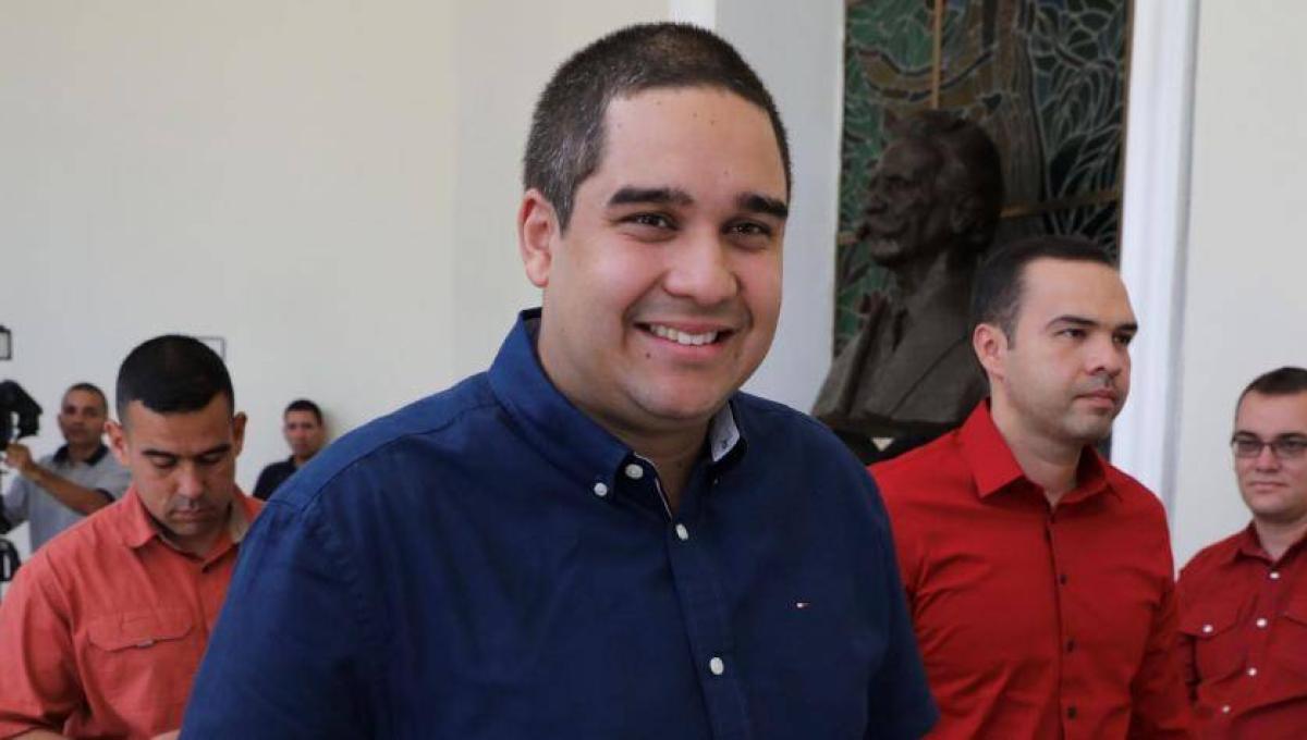 En la única foto pública que existe entre "Nicolasito" y Santiago José Morón Hernández, se puede observar a este último con la seriedad de un escolta, detrás del sonriente miembro de la familia presidencial