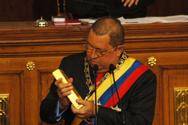 Hugo Chávez con el oro